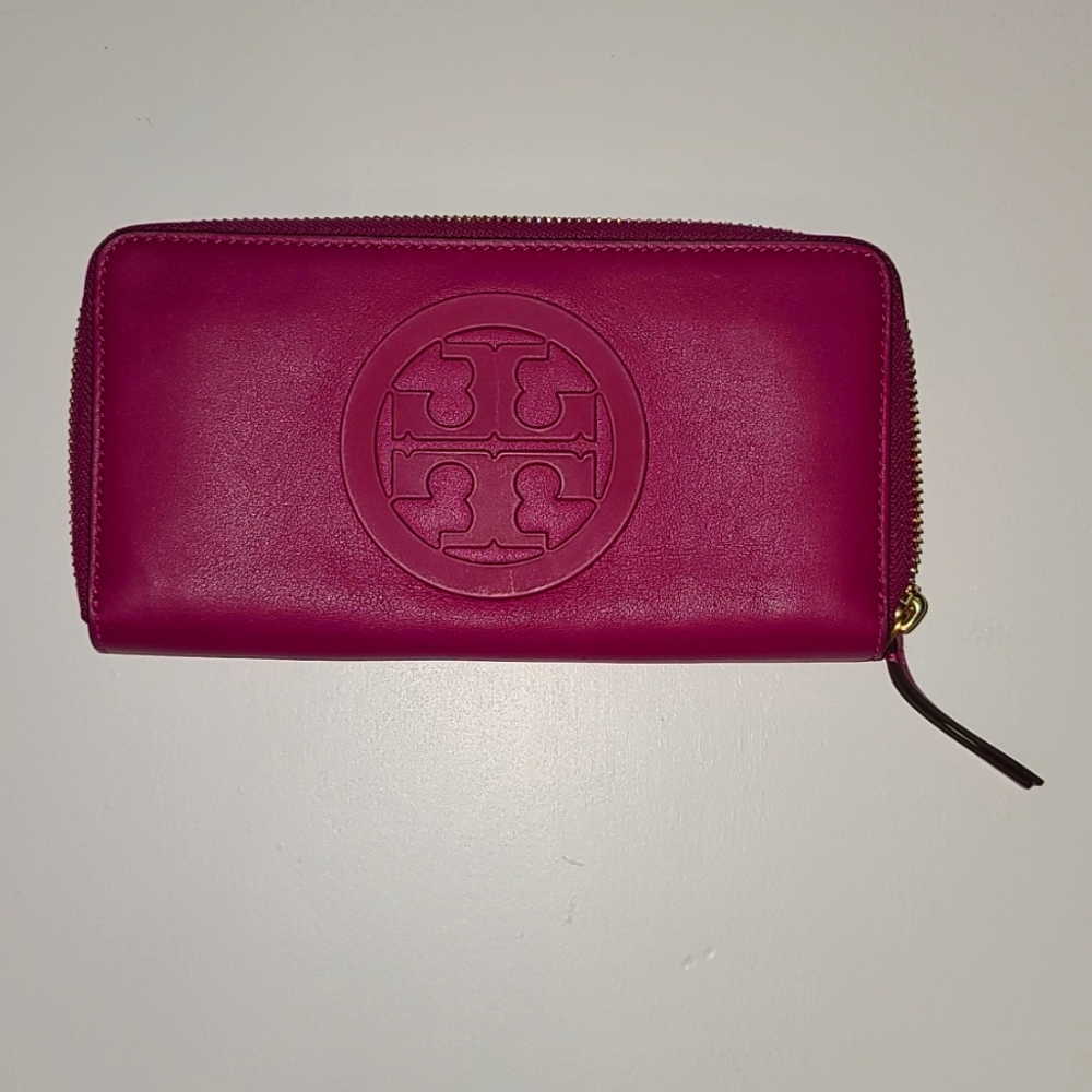 NWT Tory Burch Charlie Zip Continental wallet in Party Fuchsia